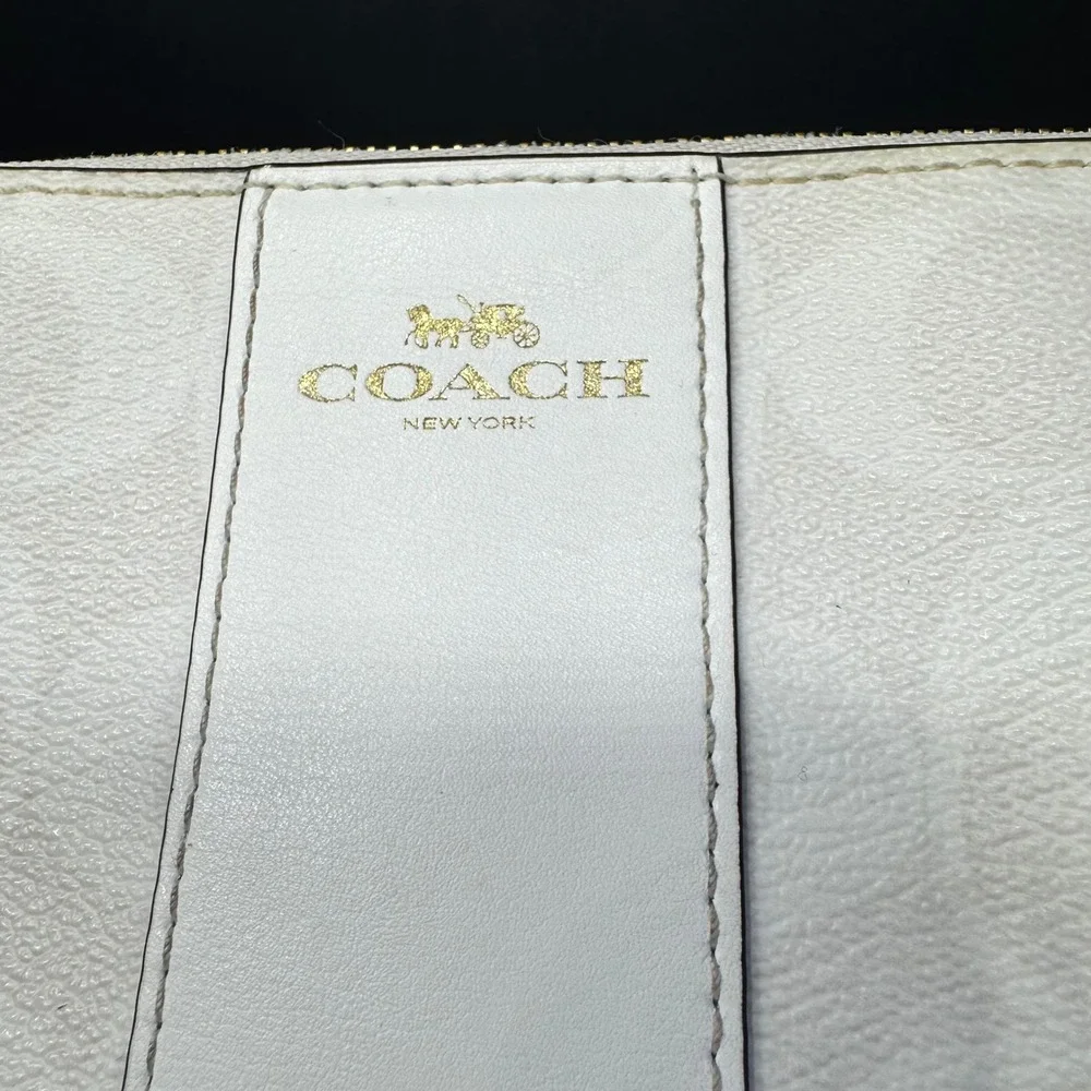 Coach Corner Zip Wristlet Clutch Wallet White Signature Stripe #D2057-58035 EUC‎